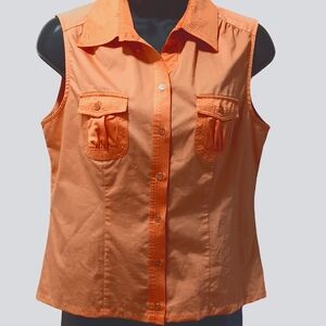 - SLEEVELESS BUTTON DOWN FITTED TOP by Debbie Shuchat